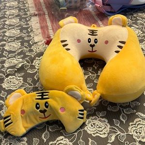 Tiger airplane neck pillow and eye mask set